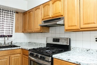 13 Regina Pl in Yonkers, NY - Building Photo - Building Photo