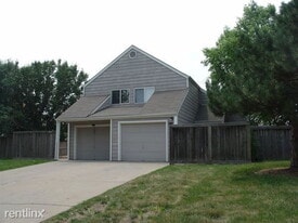 2315 Lowell Dr in Lawrence, KS - Building Photo