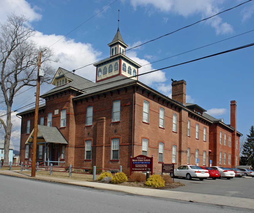 Broad Street School Apartments in Jersey Shore, PA - Foto de edificio