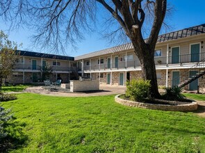 District 53 in Austin, TX - Foto de edificio - Building Photo