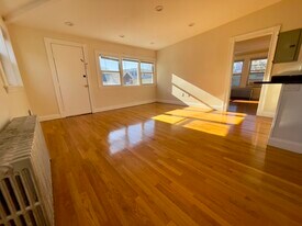 2572 Massachusetts Ave, Unit 2 in Cambridge, MA - Building Photo