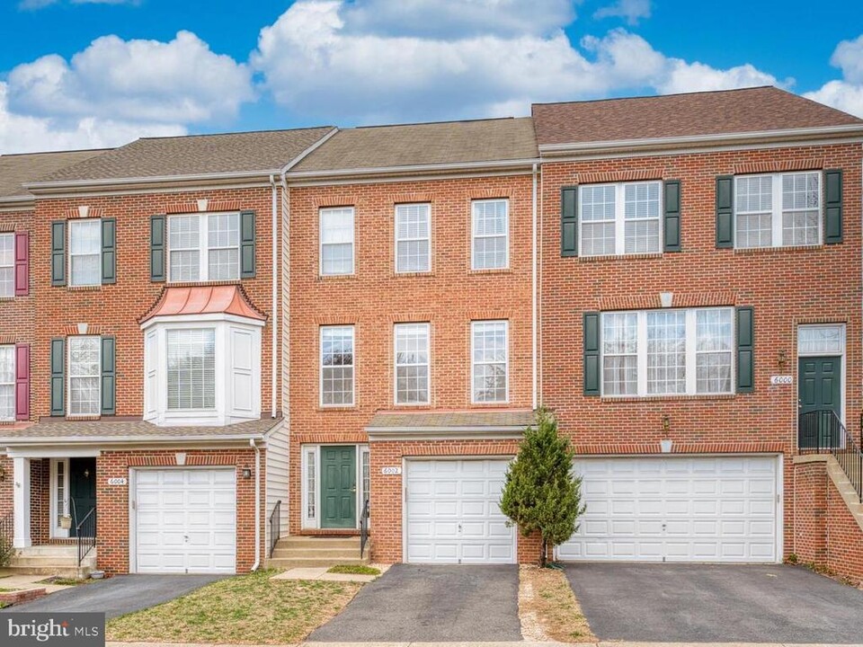 6002 St Hubert Ln in Centreville, VA - Foto de edificio