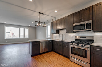 215 S Hamilton Ave in Chicago, IL - Building Photo - Interior Photo