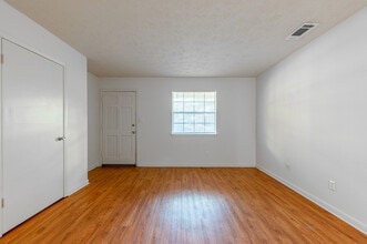 Woodknoll Duplexes in Augusta, GA - Building Photo - Interior Photo