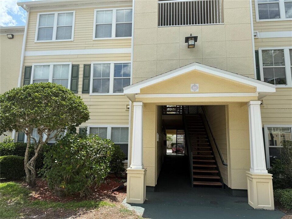 18105 Back Stretch Ln in Tampa, FL - Building Photo