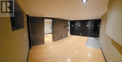 1 Columbine Ave in Toronto, ON - Building Photo - Building Photo