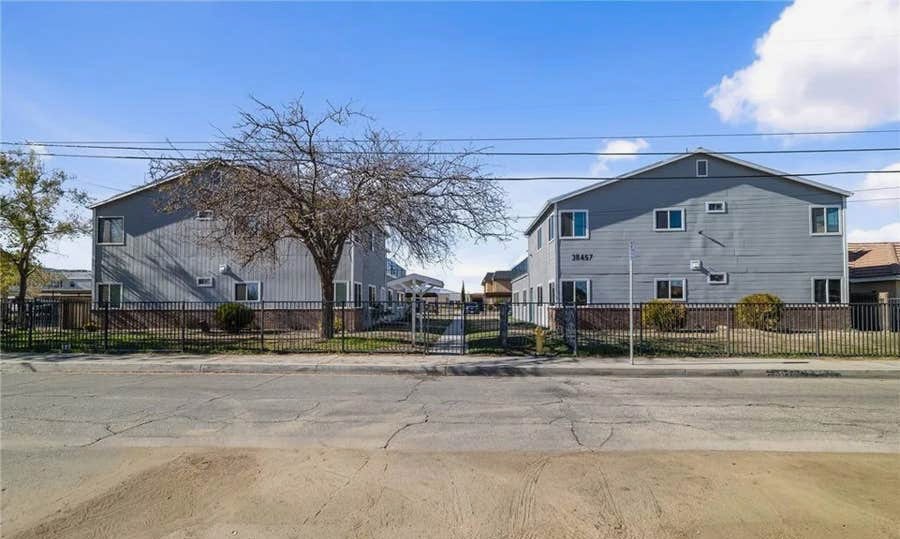 38451 10th Pl E, Unit 4 in Palmdale, CA - Foto de edificio