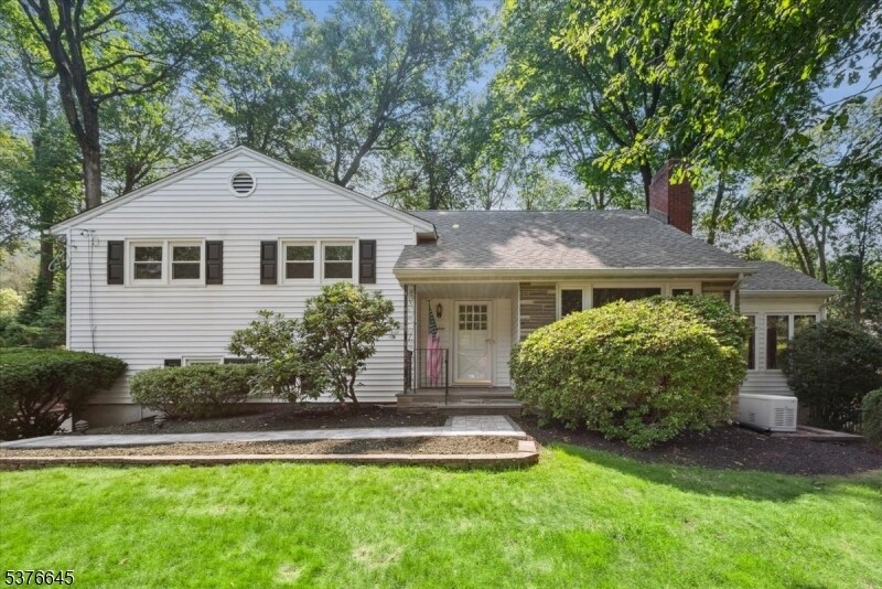 19 Braidburn Way in Morristown, NJ - Building Photo