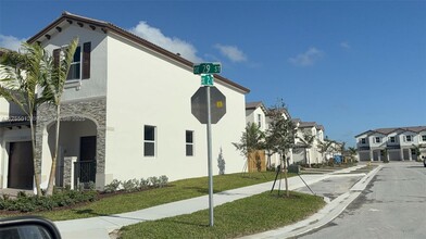 2405 SE 28th St in Homestead, FL - Foto de edificio - Building Photo