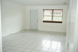 1561 NE 109th St in Miami, FL - Building Photo - Building Photo