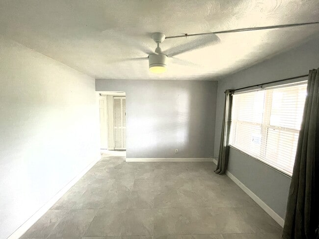 5283 Jasmine Cir in St. Petersburg, FL - Building Photo - Building Photo