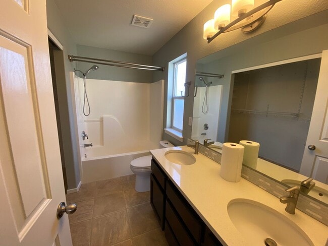 1561 NW Spruce Ave in Redmond, OR - Building Photo - Building Photo