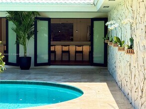 8845 SW 176th Terrace in Palmetto Bay, FL - Foto de edificio - Building Photo
