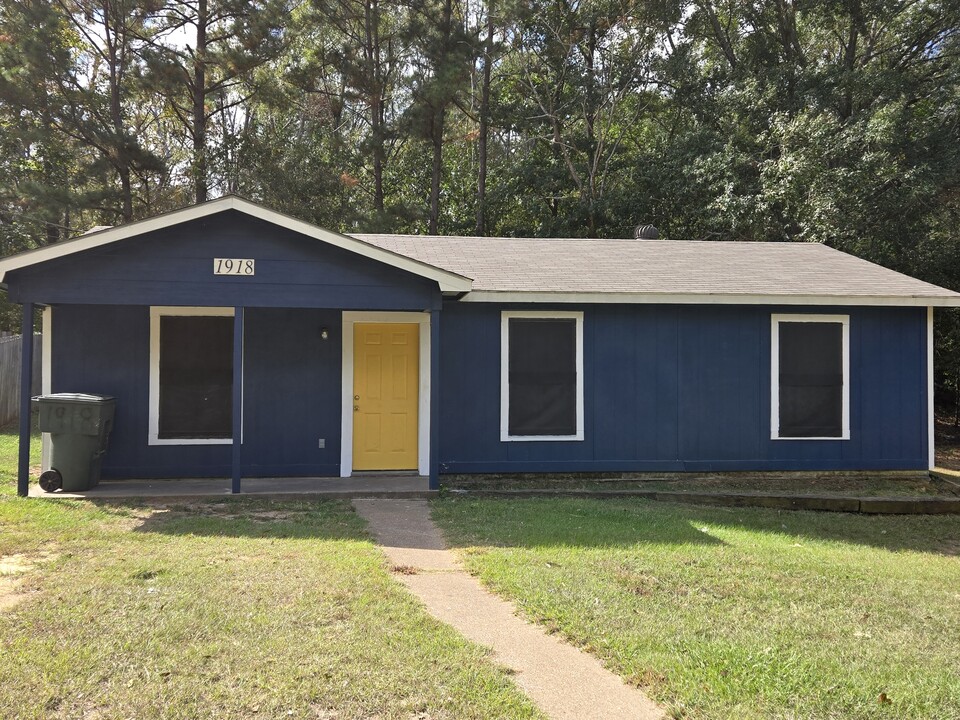 1918 Railroad St in Nacogdoches, TX - Building Photo