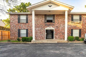 Monticello Apartments Hyde Park in Austin, TX - Foto de edificio - Building Photo