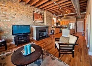 2368 N Elston Ct, Unit 3F in Chicago, IL - Foto de edificio - Building Photo