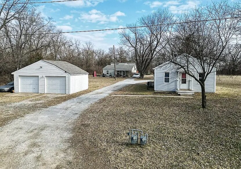 329 S 64th St in Kansas City, KS - Building Photo