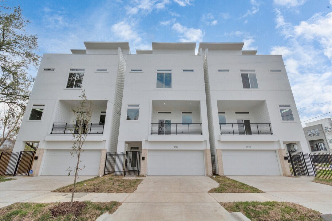 2706 Dennis St in Houston, TX - Building Photo