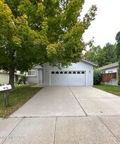 5002 Canyon Run Dr in Sparks, NV - Building Photo