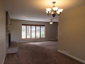 233 Manor Dr in Riverdale, IA - Foto de edificio - Building Photo