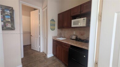 691 Ranch Rd. in Weston, FL - Building Photo - Building Photo