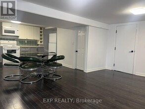 7 Glass Dr in Aurora, ON - Building Photo - Building Photo