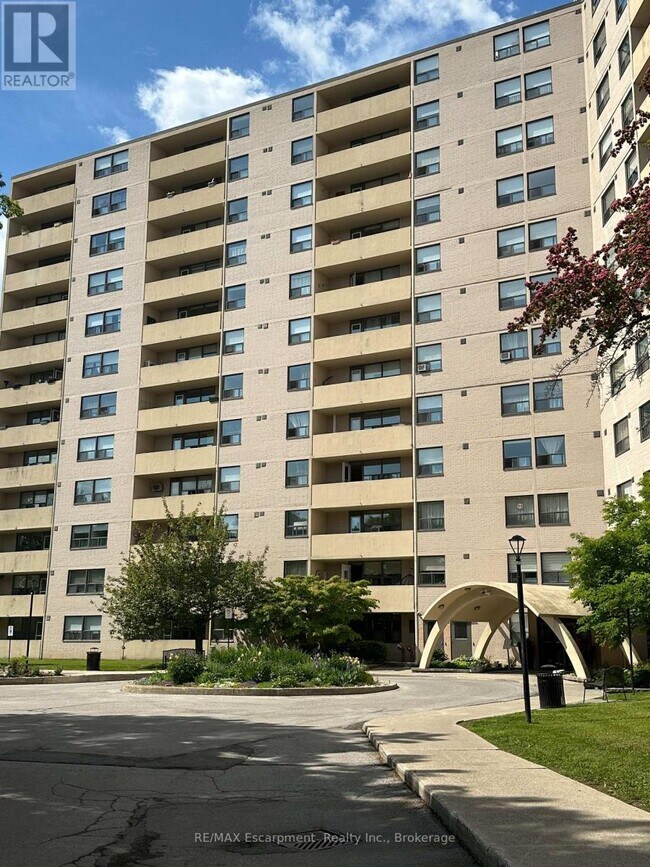 700-1700 Dynes Rd in Burlington, ON - Building Photo - Building Photo