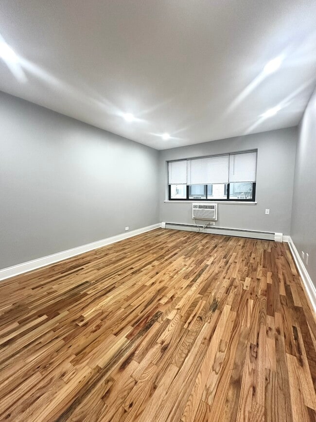 6954 N Sheridan Rd, Unit 206 in Chicago, IL - Building Photo - Building Photo