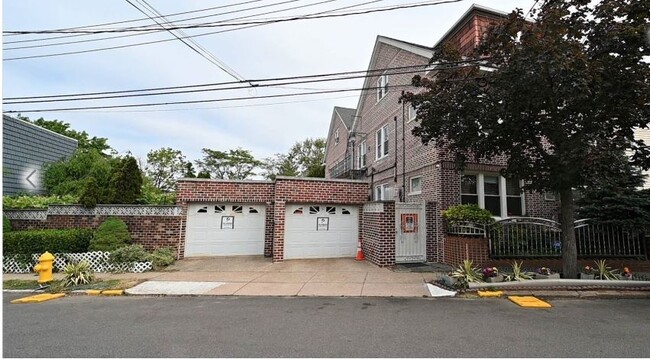 5982 Grand Ave in Maspeth, NY - Building Photo - Building Photo