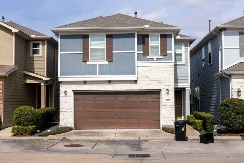 8932 Hollister Commons Ln in Houston, TX - Building Photo