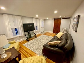 44 Annandale Rd in Newport, RI - Building Photo - Building Photo