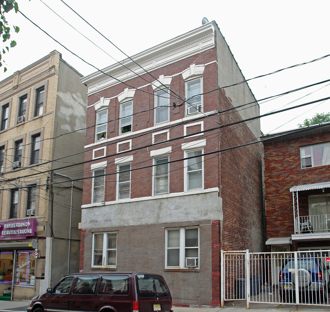 1213 Bergenline Ave in Union City, NJ - Foto de edificio - Building Photo