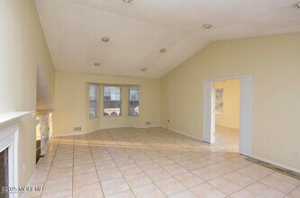 48 Tulip Ln in Freehold, NJ - Foto de edificio - Building Photo