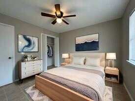 902 W Hendrix St in Rogers, AR - Building Photo