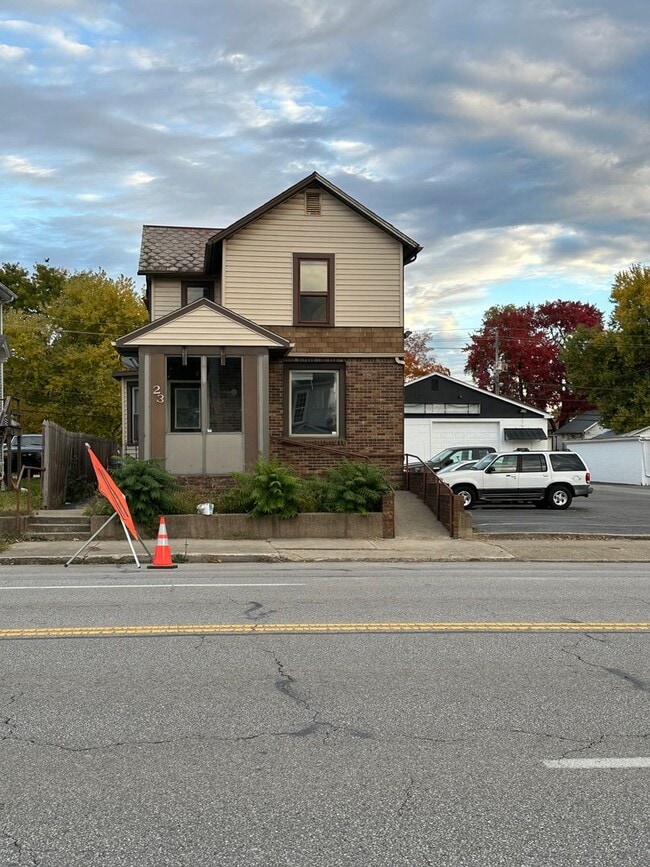 623 E Main St