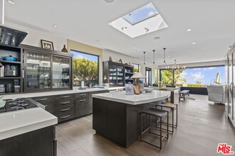 18326 W Clifftop Way in Malibu, CA - Building Photo - Building Photo