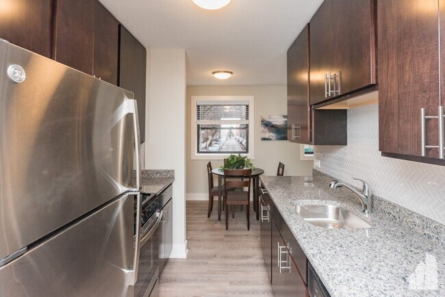 530 W Surf St, Unit 201 in Chicago, IL - Building Photo - Building Photo