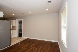 1695 Valencia Rd in Decatur, GA - Foto de edificio - Building Photo