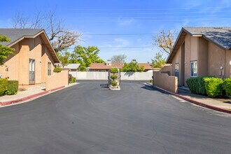 The Villas at Creekside in Modesto, CA - Foto de edificio - Building Photo