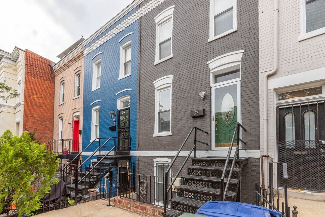 27 Hanover Pl NW in Washington, DC - Building Photo