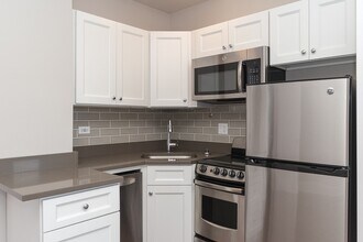 817 W Lakeside Pl in Chicago, IL - Building Photo - Building Photo