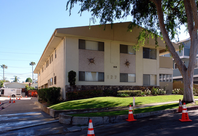 127 W 64th Pl in Inglewood, CA - Foto de edificio - Building Photo