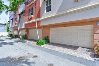 1033 NE 17th Way in Fort Lauderdale, FL - Building Photo - Building Photo