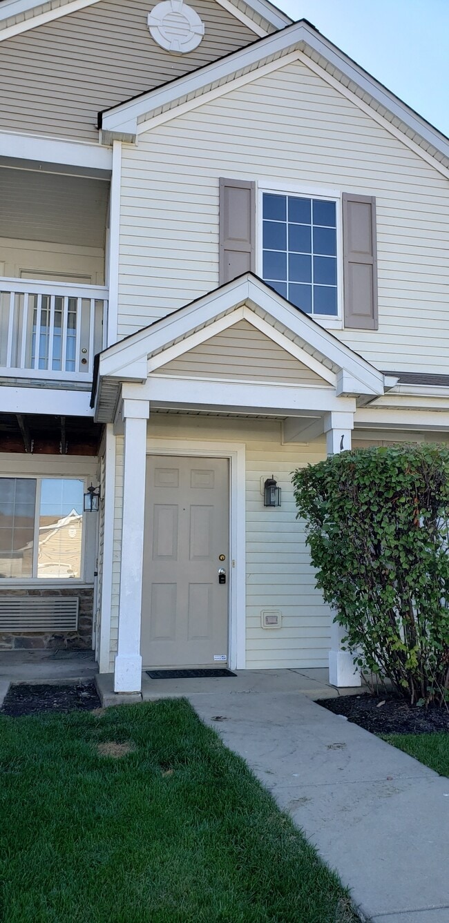 1819 Silverstone Dr in Carpentersville, IL - Building Photo - Building Photo