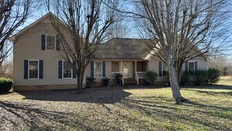 2013 Smith Cir in Greenbrier, TN - Building Photo