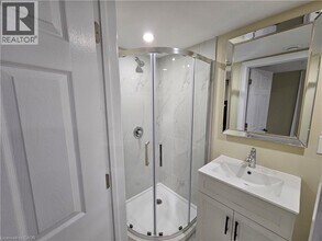 102 Calmcrest Dr in Kitchener, ON - Building Photo - Building Photo