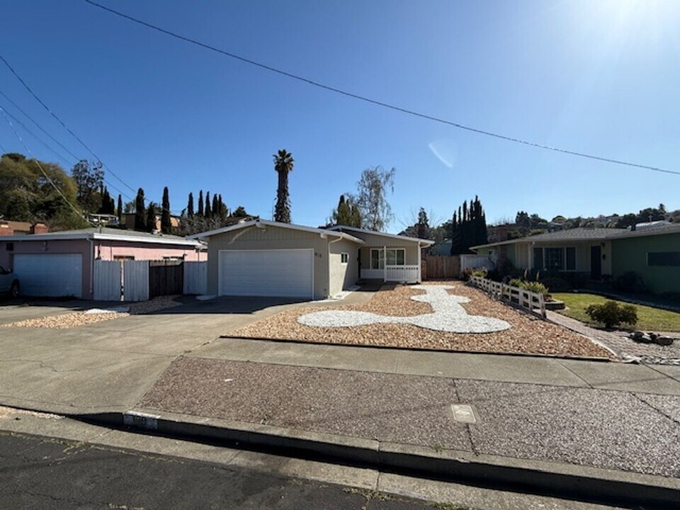 619 Vaqueros Ave in Rodeo, CA - Building Photo