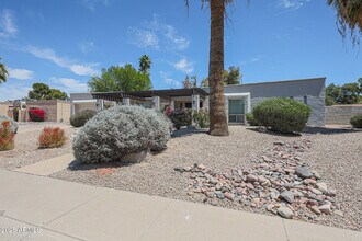 601 E Forest Hills Dr in Phoenix, AZ - Building Photo - Building Photo