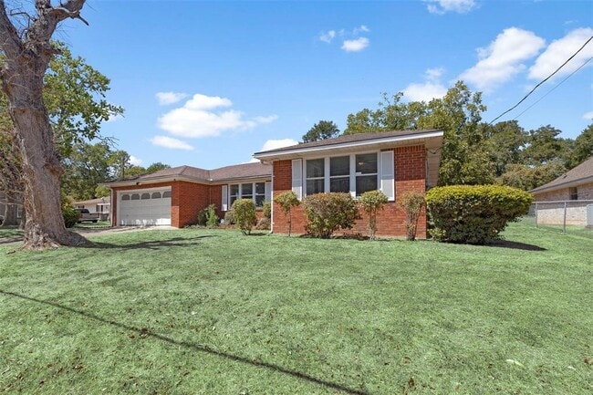 1205 Lauraine St in Brenham, TX - Building Photo - Building Photo