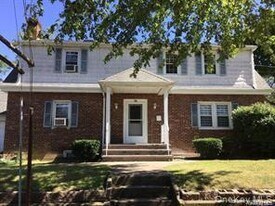 75 Searingtown Rd in Albertson, NY - Building Photo